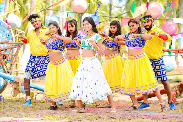 ‘সাকালাকালা ভাল্লাভুডু’র গানের শুটিংয়ে মেঘলা মুক্তা। ছবি: সংগৃহীত