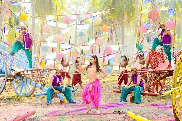 তেলেগু সিনেমা ‘সাকালাকালা ভাল্লাভুডু’র গানের শুটিংয়ে বাংলাদেশের মেঘলা মুক্তা। ছবি: সংগৃহীত