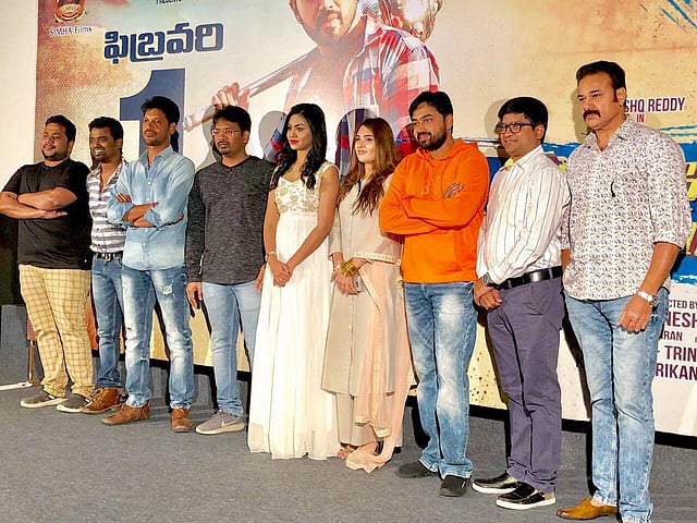 ভারতের হয়াদরাবাদে ‘সাকালাকালা ভাল্লাভুডু’ সিনেমার সংবাদ সম্মেলনে শিল্পী ও কলাকুশলীদের সঙ্গে বাংলাদেশের মেঘলা মুক্তা। ছবি: সংগৃহীত