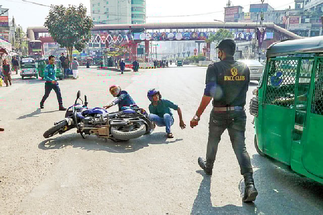 রাজধানীতে চলমান ট্রাফিক শৃঙ্খলা পক্ষের মধ্যেও চলছে বিশৃঙ্খলা। সংকেত অমান্য করে মোটর সাইকেল চালাতে গিয়ে ঘটেছে দুর্ঘটনা। গতকাল দুপুরে ফার্মগেট এলাকায়। ছবি: সাজিদ হোসেন