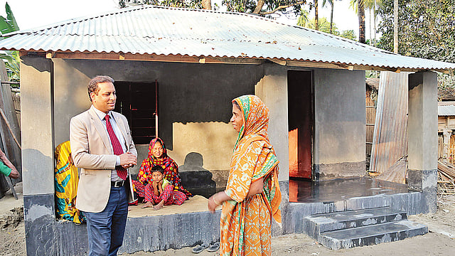 জমি আছে ঘর নেই। সেই জমিতে টিনের ঘরের জন্য টাকা দিয়েছে সরকার। কিন্তু ঝিনাইদহের শৈলকুপার উপজেলা নির্বাহী কর্মকর্তা ওসমান গণি সেই টাকা দিয়ে করে দিয়েছেন আধা পাকা বাড়ি। বাখরবা গ্রামে গতকাল দুপুরে। ছবি: এহসান–উদ্–দৌলা
