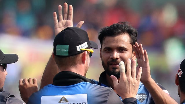 সহজেই জয় তুল নিল মাশরাফির রংপুর। ছবি: প্রথম আলো