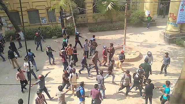 জগন্নাথ বিশ্ববিদ্যালয়ে ছাত্রলীগের দুই পক্ষের সংঘর্ষে রড, লাঠিসোঁটা নিয়ে পাল্টাপাল্টি ধাওয়া
