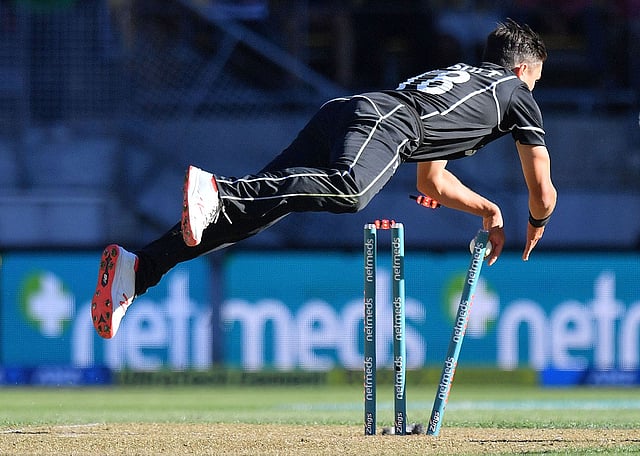 ৩ উইকেট নেওয়ার সঙ্গে রান আউটও করেছেন বোল্ট। ছবি: এএফপি