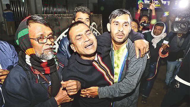 বিনা অপরাধে তিন বছর জেল খেটে হাইকোর্টের নির্দেশে মুক্তি পেলেন জাহালম (ডানে)। কাশিমপুর কারাগার থেকে গতকাল রাতে মুক্তির পর তাঁকে জড়িয়ে ধরে ভাইয়ের কান্না। ছবি: দীপু মালাকার