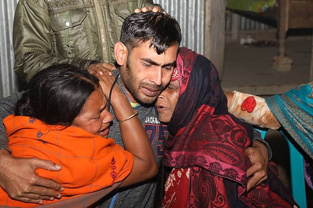 মা-বোনের সঙ্গে কান্নায় ভেঙে পড়েন জাহালম। ছবি: দীপু মালাকার