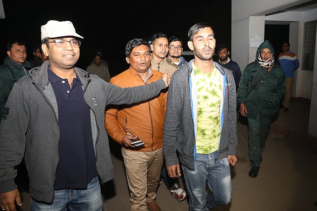 কাশিমপুর কারাগার–২ থেকে রোববার দিবাগত রাত ১টার দিকে বের হয়ে আসছেন জাহালম।