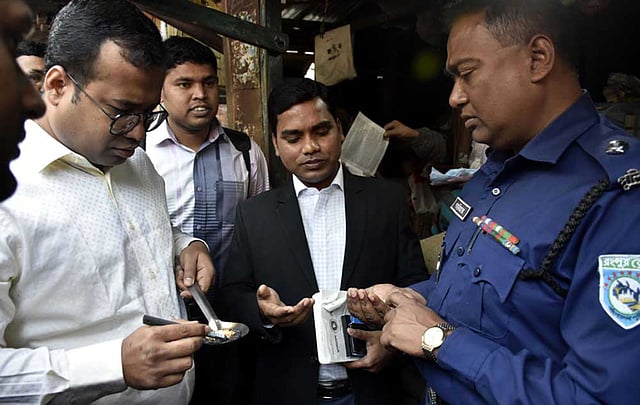 প্লাস্টিকের কৃত্রিম চাল সন্দেহে সোমবার গাইবান্ধা শহরের নতুন বাজারের রুবান দেওয়ানের দোকান থেকে ১৫ কেজি চাল জব্দ করেছে পুলিশ। গাইবান্ধা সদর ইউএনও উত্তম কুমার রায়ের নেতৃত্বে অভিযান চালিয়ে চাল জব্দ করা হয়। ছবি: প্রথম আলো