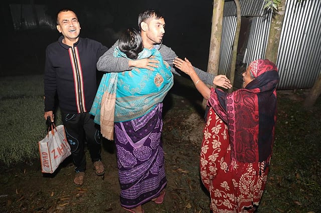 ভাইকে বরণ করে নিচ্ছেন বোন। ছবি: দীপু মালাকার