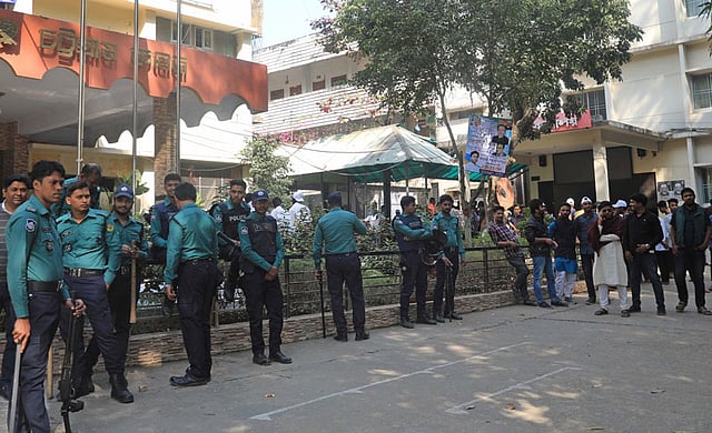 চট্টগ্রাম কলেজের অধ্যক্ষের কক্ষে ছাত্রলীগের দুটি পক্ষের মারামারির ঘটনায় ক্যাম্পাসে পুলিশ মোতায়েন করা হয়। ছবি: প্রথম আলো