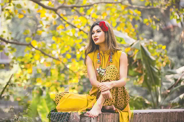 বসন্ত বসনে বাসন্তী রঙের ছোঁয়া। মডেল: ইন্দ্রানী, পোশাক: ক্লাব হাউস, সাজ: পারসোনা, ছবি: কবির হোসেন