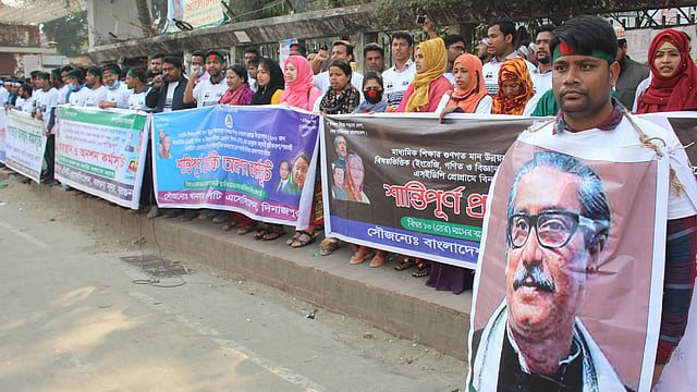 চাকরি স্থায়ী করা বা পরের প্রকল্পে স্থানান্তরের দাবিতে বৃহস্পতিবার থেকে জাতীয় প্রেসক্লাবের সামনে লাগাতার অনশন শুরু করতে যাচ্ছেন সেকায়েপ প্রকল্পের অধীন অতিরিক্ত শ্রেণি শিক্ষকেরা। জাতীয় প্রেসক্লাব এলাকা, ঢাকা, ৬ ফেব্রুয়ারি। ছবি: ফোকাস বাংলা