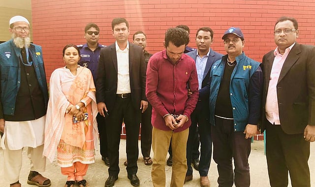 মুন্সিগঞ্জ পাসপোর্ট অফিস এক দালালকে গ্রেপ্তার করে দুদক দল। ছবি: সংগৃহীত