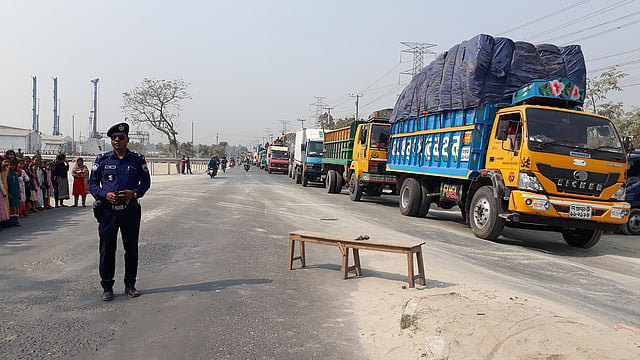পাবনার ঈশ্বরদীর পাকশীতে মুক্তিযোদ্ধা ও আওয়ামী লীগ নেতা মোস্তাফিজুর রহমান সেলিমকে গুলি করে হত্যার প্রতিবাদে মানববন্ধন, প্রতিবাদ সভা, সড়ক অবরোধ কর্মসূচি পালন করা হয়। স্থানীয় মুক্তিযোদ্ধারা এই কর্মসূচির আয়োজন করে। ছবিটি পাকশীর রূপপুর মোড়ের মহাসড়ক থেকে তোলা। ছবি-প্রথম আলো, ঈশ্বরদী