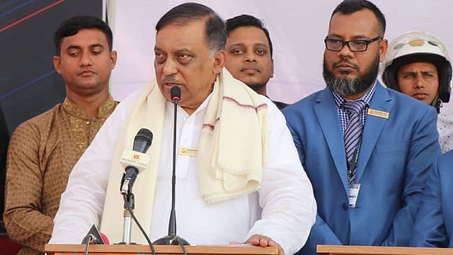 রাজধানীর লালমাটিয়া বালিকা উচ্চবিদ্যালয় মাঠে এক অনুষ্ঠানে বক্তব্য দেন স্বরাষ্ট্রমন্ত্রী আসাদুজ্জামান খান। ঢাকা, ৮ ফেব্রুয়ারি। ছবি: প্রথম আলো