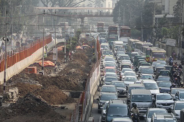 শাহবাগ থেকে বাংলামোটর পর্যন্ত সড়কের অনেক অংশে বিভাজক তুলে ফেলা হয়েছে। বসানো হয়েছে কংক্রিটের বেষ্টনী। বাংলামোটর সড়কের চিত্র । ছবি: দীপু মালাকার