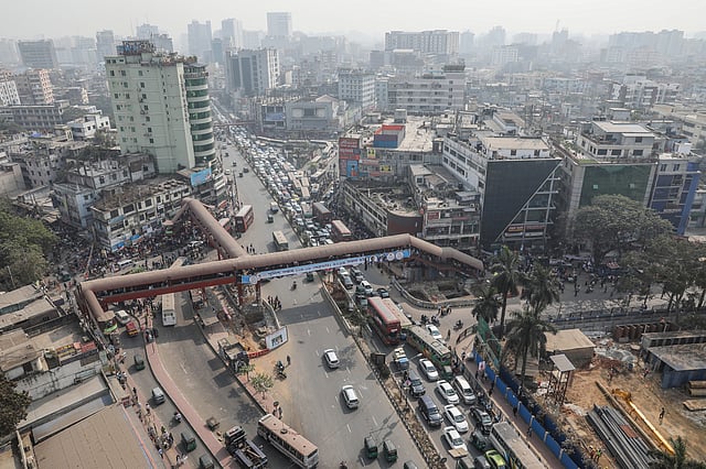 যানজট কমাতে ফার্মগেট থেকে শাহবাগ পর্যন্ত সড়কে ব্যস্ত সময়ে প্রাইভেট কার বন্ধ রাখার চিন্তাভাবনা করছে ট্রাফিক বিভাগ। তুলে দেওয়া হবে ফার্মগেট এলাকায় তিনটি পদচারী–সেতুও। ছবি: দীপু মালাকার