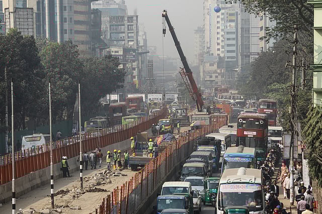 এই চার লেনের সড়ক দিয়ে প্রায় দুই বছর যান চলাচল করবে। কারওয়ান বাজার সড়কের চিত্র । ছবি: দীপু মালাকার