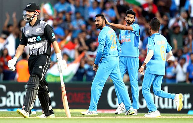 বিতর্কিত সেই আউটের পর মাঠ ছাড়ছেন মিচেল। ছবি: টুইটার