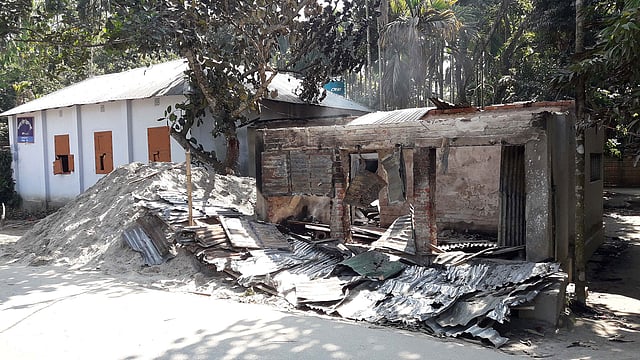 পঞ্চগড়ের আহমদ নগর এলাকায় গতকাল মঙ্গলবার রাতে আহমদিয়া মুসলিম জামাতের লোকজনের বাড়িঘরে ভাঙচুর ও অগ্নিসংযোগ করে একদল বিক্ষুব্ধ জনতা। ছবি: প্রথম আলো