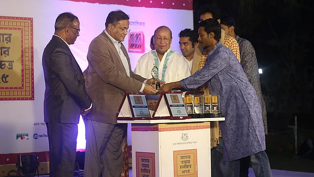 তথ্যমন্ত্রী হাছান মাহমুদের কাছ থেকে হীরালাল সেন পদক গ্রহণ করছেন চ্যানেল আইয়ের ব্যবস্থাপনা পরিচালক ফরিদুর রেজা সাগর। ছবি: সংগৃহীত