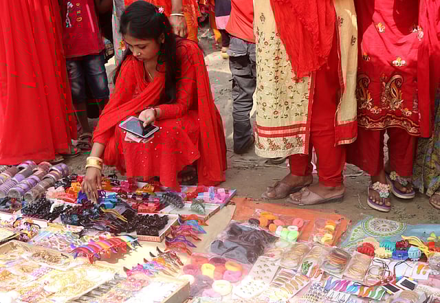 মেলায় প্রসাধনীর পসরা সাজিয়ে বসেছেন বিক্রেতারা। সেখান থেকে পছন্দের পণ্য কিনছেন নারী ক্রেতারা।