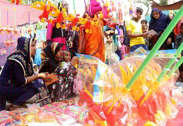 মেলায় গৃহস্থালির নানা পণ্য যেমন পাওয়া যায়, পাওয়া যায় শিশুদের নানা খেলনাও। বউয়েরা ও মায়েরা সেগুলো কিনে নেন সংসার আর সন্তানের জন্য।