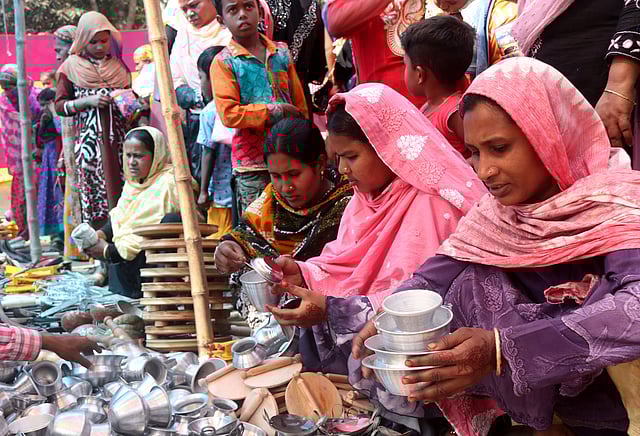 বগুড়ার ঐতিহাসিক পোড়াদহ মাছের মেলায় আগে নারীরা তেমন যেতে পারতেন না। তখন নারীদের কথা বিবেচনায় নিয়ে এই মেলার আয়োজন করা হয়। প্রায় ২৬ বছর ধরে মহিষাবান গ্রামে বসে এই বউ মেলা।