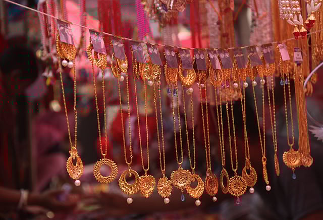 মেলা উপলক্ষে ইমিটেশনের গয়নার পসরা সাজিয়ে বসেছেন বিক্রেতারা। সেখানে পছন্দের গয়না কেনেন বধূরা।