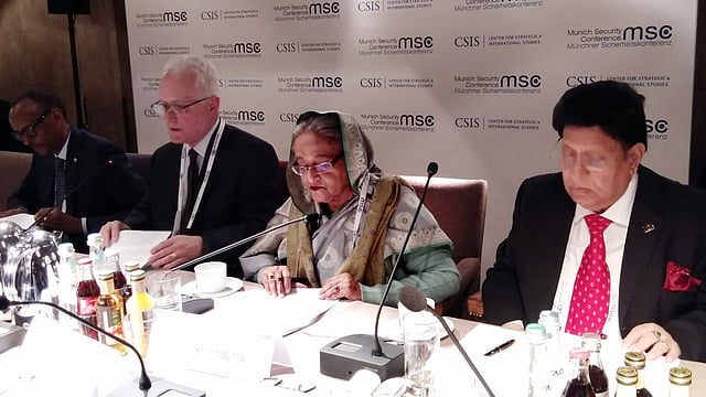 প্রধানমন্ত্রী শেখ হাসিনা মিউনিখে নিরাপত্তা সম্মেলনে ‘হেলথ ইন ক্রাইসিস-ডব্লিউএইচও কেয়ার্স’ বিষয়ক গোলটেবিল আলোচনায় বক্তব্য দেন। জার্মানি, ১৫ ফেব্রুয়ারি। ছবি: পিআইডি