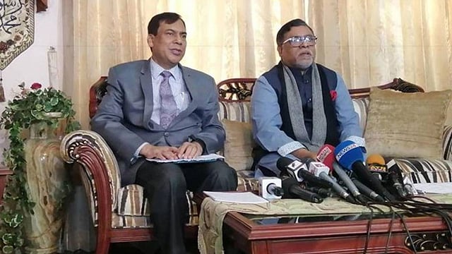 বারিধারায় নিজ বাসভবনে আয়োজিত সংবাদ সম্মেলনে বক্তব্য দেন স্বাস্থ্যমন্ত্রী জাহিদ মালেক। ঢাকা, ১৫ ফেব্রুয়ারি। ছবি: ইউএনবি