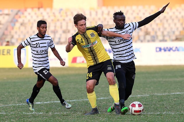 মাঠে এখন অসহায় অবস্থা মোহামেডানের। ছবি: প্রথম আলো