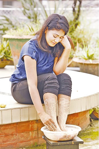 নিয়মিত পা ধুতে হবে, এতে পায়ের ত্বক মসৃণ থাকবে। ছবি: নকশা