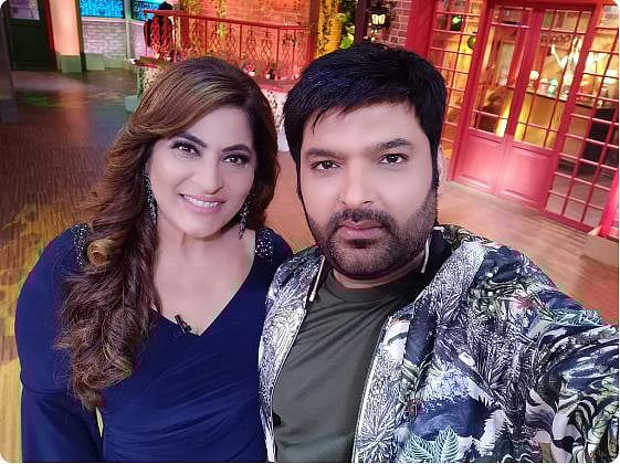 ‘দ্য কপিল শর্মা শো’ অনুষ্ঠানের সেটে অর্চনা পুরাণ সিং ও কপিল শর্মা। ছবি: টুইটার থেকে নেওয়া