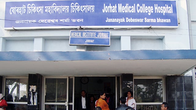 চা-বাগানে মদে বিষক্রিয়ায় আহত ব্যক্তিদের চিকিৎসা চলছে যোরহাট মেডিকেল কলেজ হাসপাতালে। ছবি: সংগৃহীত