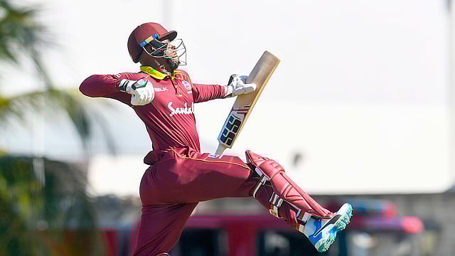 সেঞ্চুরির আনন্দে শূন্যে উড়াল দেওয়ার চেষ্টা হেটমায়ারের। ছবি: এএফপি