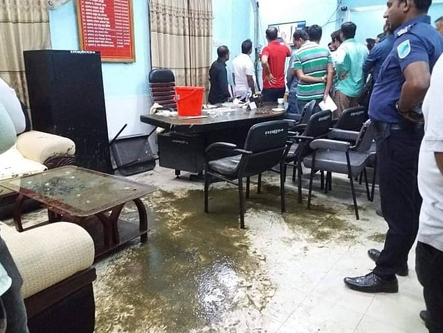 হামলার পর অধ্যক্ষের কার্যালয়। ছবি: প্রথম আলো