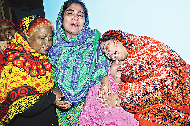 স্বামী ও ছেলেহারা নাসিমা আকতারের (ডান থেকে দ্বিতীয়) আহাজারি থামছেই না। তাঁকে সান্ত্বনা দিতে গিয়ে কান্নায় ভেঙে পড়েন স্বজনেরাও। গতকাল বেলা দেড়টায় নগরের মনসুরাবাদের খান সাহেব আলী সড়কে। সৌরভ দাশ