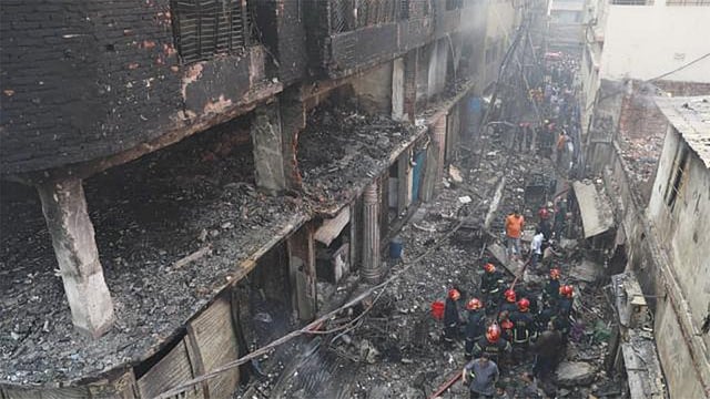 পুরান ঢাকার চকবাজারে লাগা আগুনে পুড়ে গেছে সব। চলছে উদ্ধার কাজ। ছবি: শুভ্র কান্তি দাশ