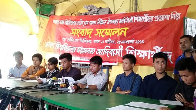 ঢাকা বিশ্ববিদ্যালয় কেন্দ্রীয় ছাত্র সংসদে (ডাকসু) ন্যূনতম প্রতিনিধিত্বের দাবিতে আজ মধুর ক্যানটিনে সংবাদ সম্মেলন করেন বিশ্ববিদ্যালয়ের বিভিন্ন ক্ষুদ্র জাতিগোষ্ঠীর শিক্ষার্থীরা। ছবি: সংগৃহীত