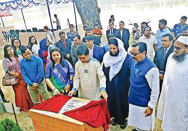 জেলা সদরের গোড়গ্রাম ইউনিয়নে অবস্থিত পর্যটনকেন্দ্র নীলসাগরে ‘নীলসাগর ইকোপার্কের’ উদ্বোধন করেন রংপুর বিভাগীয় কমিশনার মোহাম্মদ জয়নুল বারী। ছবি: প্রথম আলো