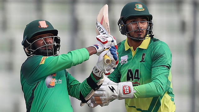 ১১ বছর প্রথম শ্রেণির ক্রিকেট আর লিস্ট ‘এ’ খেলার পর টি-টোয়েন্টি অভিষেক রবিউল ইসলামের। অভিষেকেই ফিফটি পেয়েছেন তিনি ছবি: প্রথম আলো