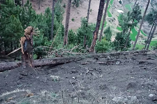 ভারতীয় বিমানবাহিনী বলছে, তাদের ১২টি মিরেজ ২০০০ জেট বিমান এ হামলায় অংশ নেয় এবং ১ হাজার কেজি বোমা বর্ষণ করে পাকিস্তানের অনেক স্থাপনা গুঁড়িয়ে দিয়েছে। ছবি: এএফপি