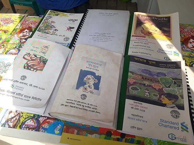 স্পর্শ ব্রেইল প্রকাশনার স্টলে এসে দৃষ্টিহীনরা বই পড়তে পারে। ছবি: প্রথম আলো