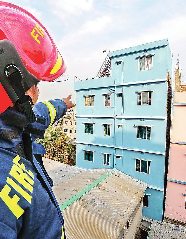 কামরাঙ্গীরচরের খলিফাঘাট এলাকায় হেলে পড়া ভবন। ছবি: প্রথম আলো