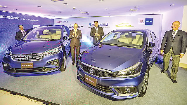 সুজুকি ব্র্যান্ডের নতুন দুটি গাড়ি বাংলাদেশের বাজারে এনেছে উত্তরা মোটরস। সুজুকি সিয়াজ ও আরটিগো নামের এ দুটি গাড়ি পরিবেশবান্ধব। গতকাল গাড়ি দুটির বাজারজাত কার্যক্রমের উদ্বোধন করা হয়। রাজধানীর তেজগাঁওয়ের উত্তরা সেন্টারে। ছবি: প্রথম আলো