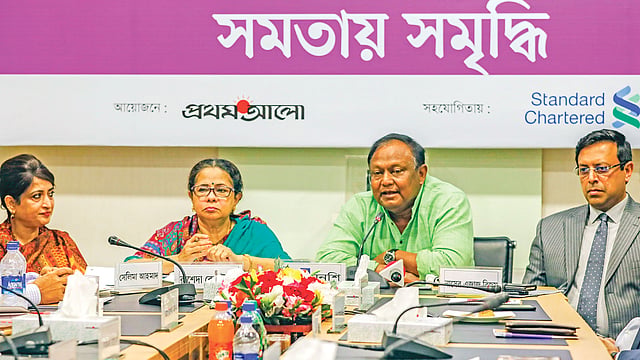 গোলটেবিল বৈঠকে বক্তব্য দেন বাণিজ্যমন্ত্রী টিপু মুনশি। তাঁর বাঁয়ে নাসের এজাজ, ডানে রাশেদা কে চৌধূরী ও সেলিমা আহমাদ। গতকাল প্রথম আলো কার্যালয়ে। ছবি: প্রথম আলো