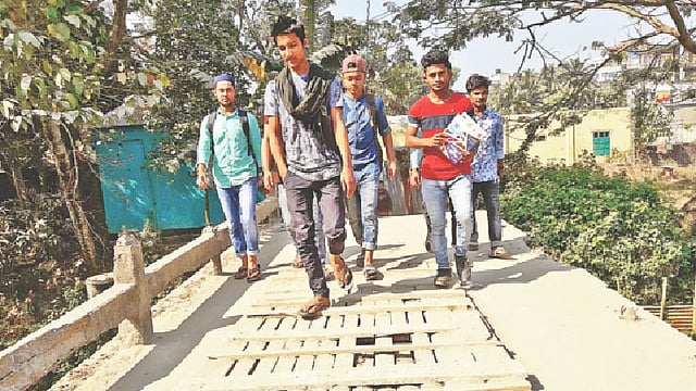 কুমিল্লার দাউদকান্দির গৌরীপুর বাজার-ছান্দ্রা সড়কে খালের ওপরের সেতুটিতে জোড়াতালি দিয়ে চলছে চলাচল। সম্প্রতি মাইথারকান্দি গ্রামে। প্রথম আলো