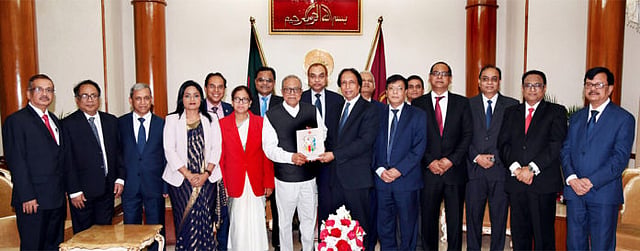 পিএসসির প্রতিনিধিদল রাষ্ট্রপতি মো. আবদুল হামিদের কাছে তাদের বার্ষিক প্রতিবেদন-২০১৮ পেশ করে। বঙ্গভবন, ঢাকা, ২৭ ফেব্রুয়ারি। ছবি: বাসস