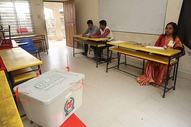 মিরপুর মডেল একাডেমি উচ্চ বিদ্যালয়ের ৩৭১ নম্বর কেন্দ্রের ভোটারবিহীন একটি বুথ। ছবি: জাহিদুল করিম